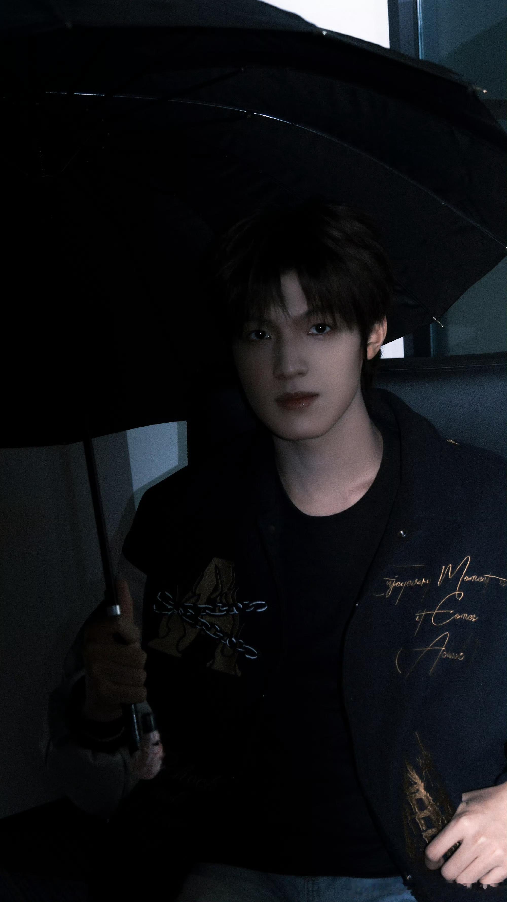 娱乐张泽禹撑伞照张泽禹反差这一块 张泽禹反差这一块，好帅啊啊啊 