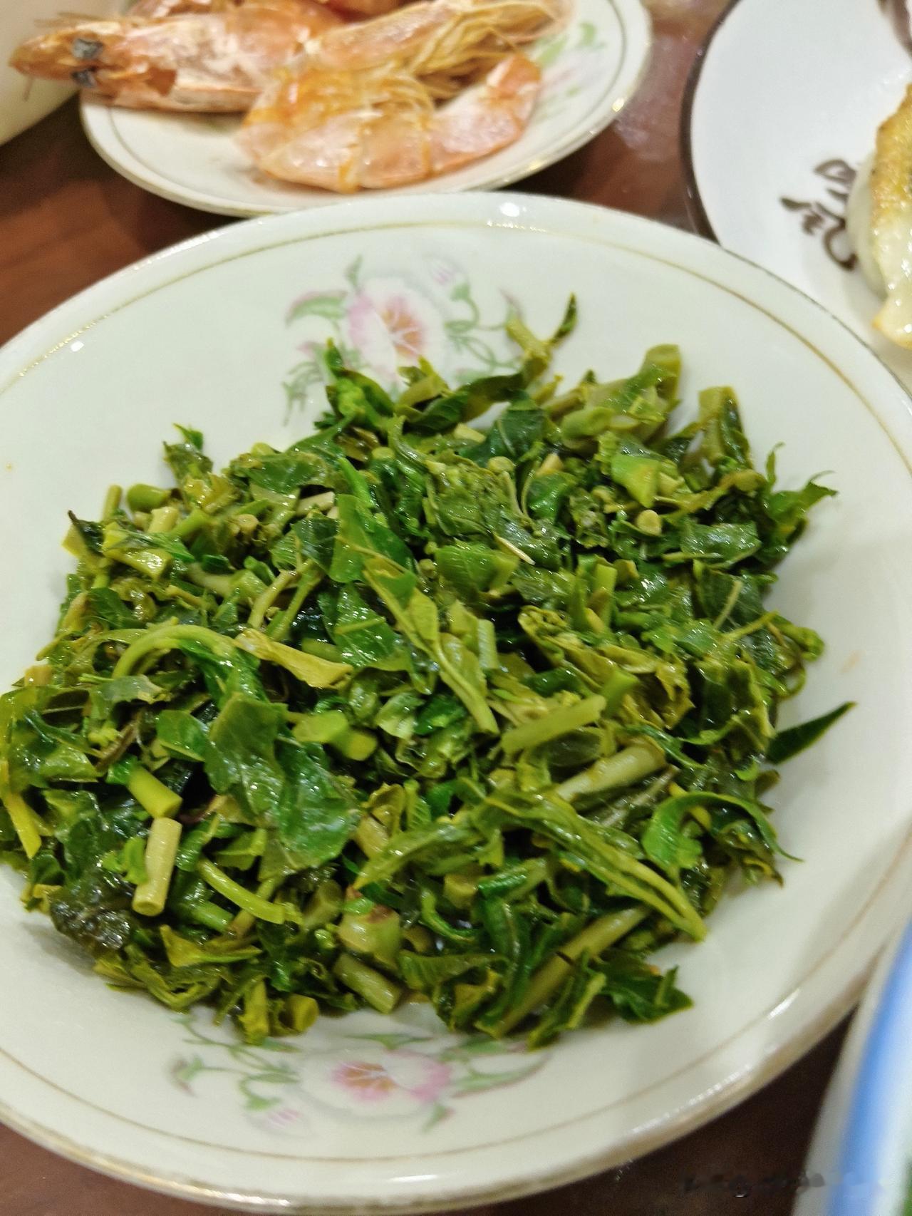 香椿芽，怎么吃好吃？做成酱，有些暴殄天物。
昨天她买了一些香椿芽，说是让朋友做香