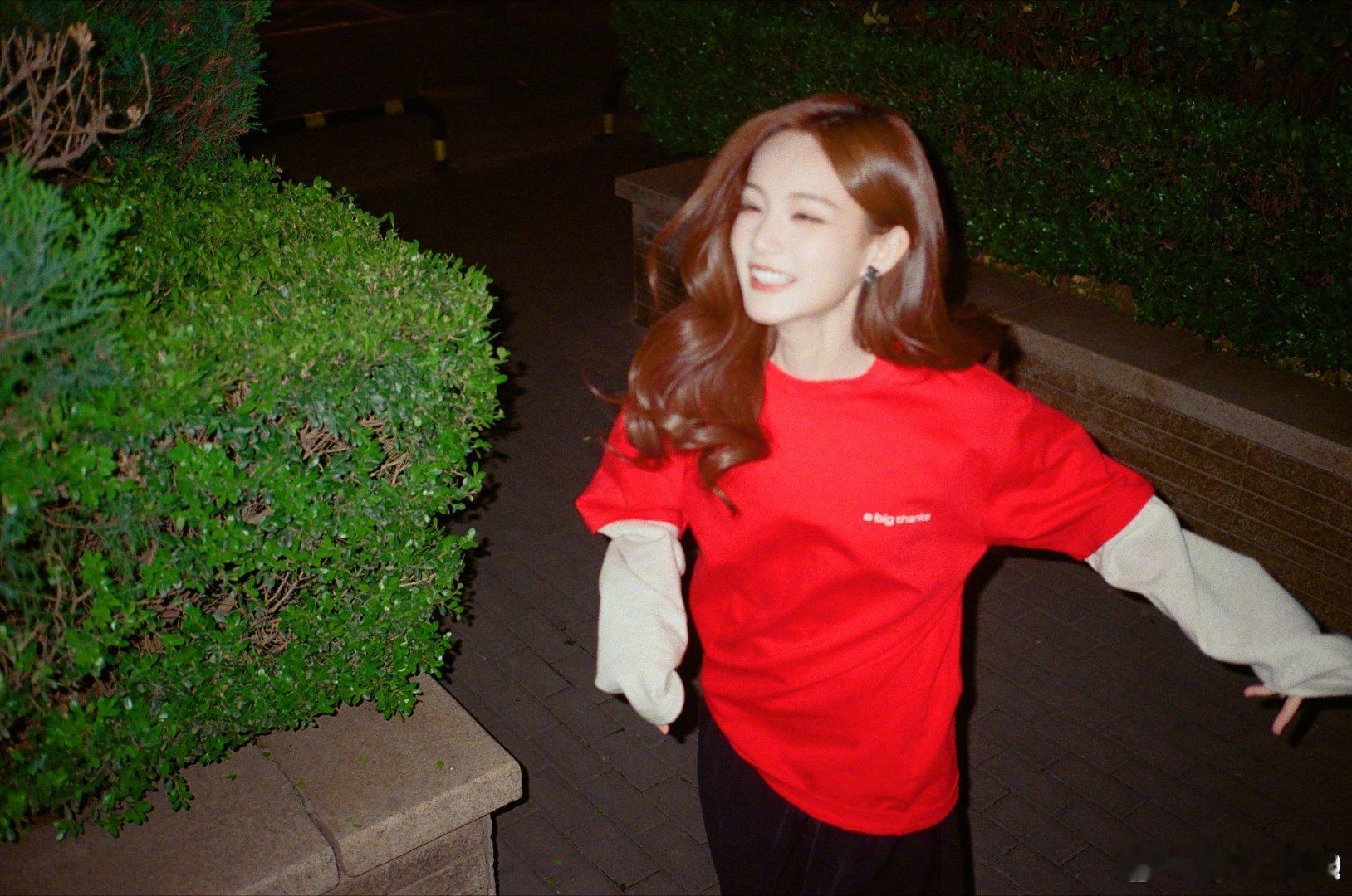 李一桐什么3秒？明明一秒就出片好吧！镜头下的每一帧都绝美，颜值和氛围感直接拉满，