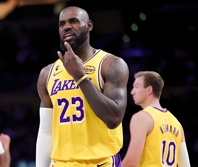 一打强队，老詹就休息，美媒公布证据，真打脸啊！
都知道昨天打雷霆，詹姆斯轮休了，