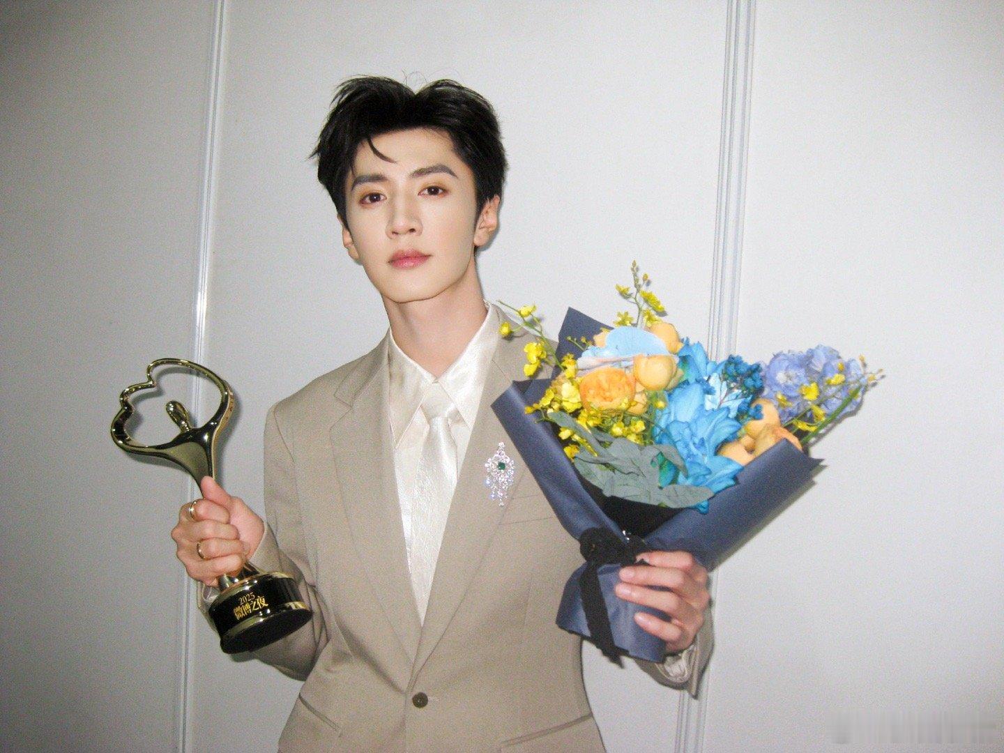 陈哲远微博之夜合照，蔗园帅得好轻松