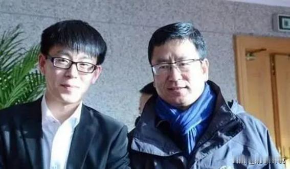 白岩松的独生子白清扬，高三因成绩优秀，被保送到英国伦敦国王学院。未曾想，他竟选择