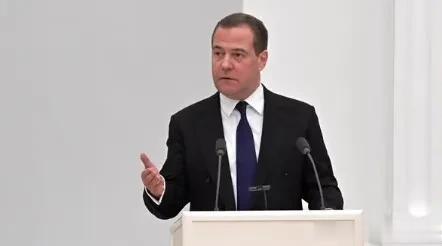 “如果西方国家继续在格鲁吉亚拱火，那么俄罗斯将被迫吞并南奥塞梯和阿布哈兹。”梅德