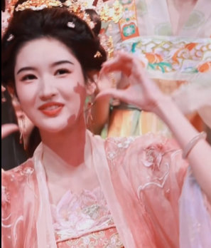 王玉雯春晚唐装美人王玉雯唐装造型王玉雯春晚唐装美人! 姐姐你的唐装造型真是绝了，