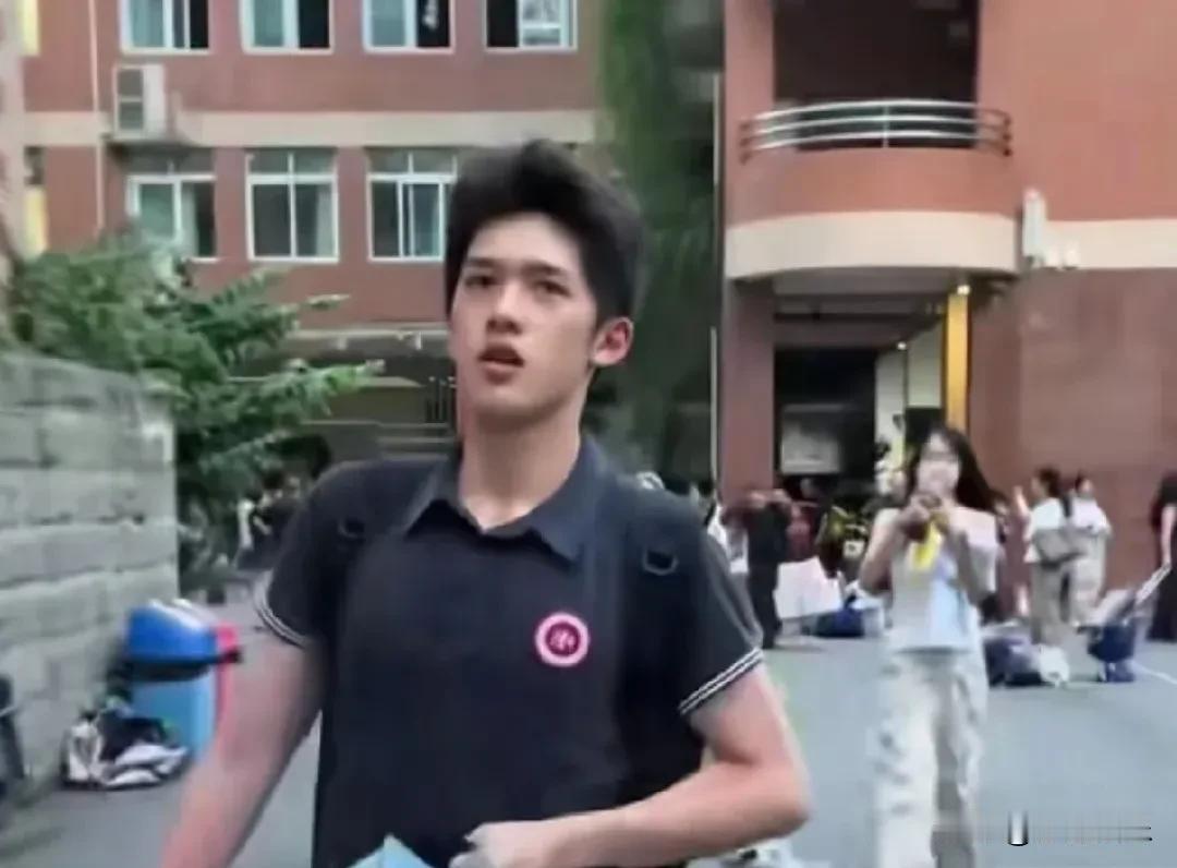 太惨了！官俊臣高考后扛两大麻袋被私生围追堵截！

这届“最惨高考生”可能要提前出
