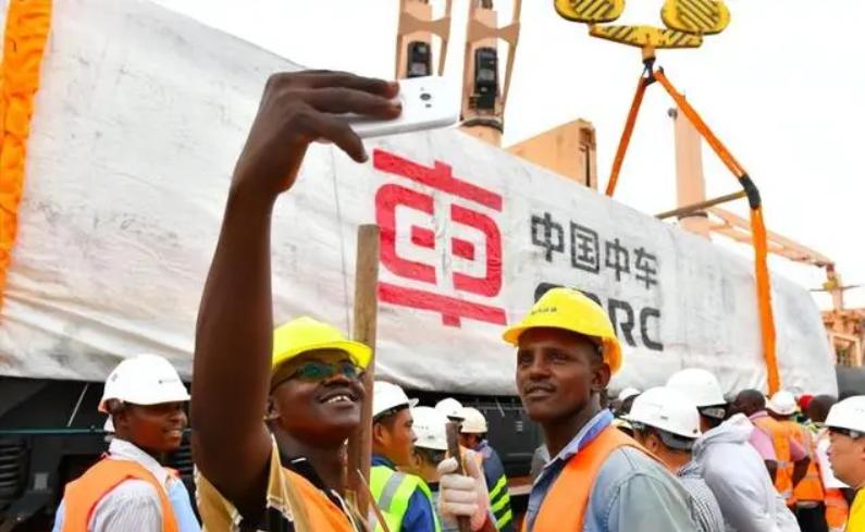 基建、手机、电网全是中国造，非洲手机却满是抹黑中国的内容。

非洲一半以上通信基