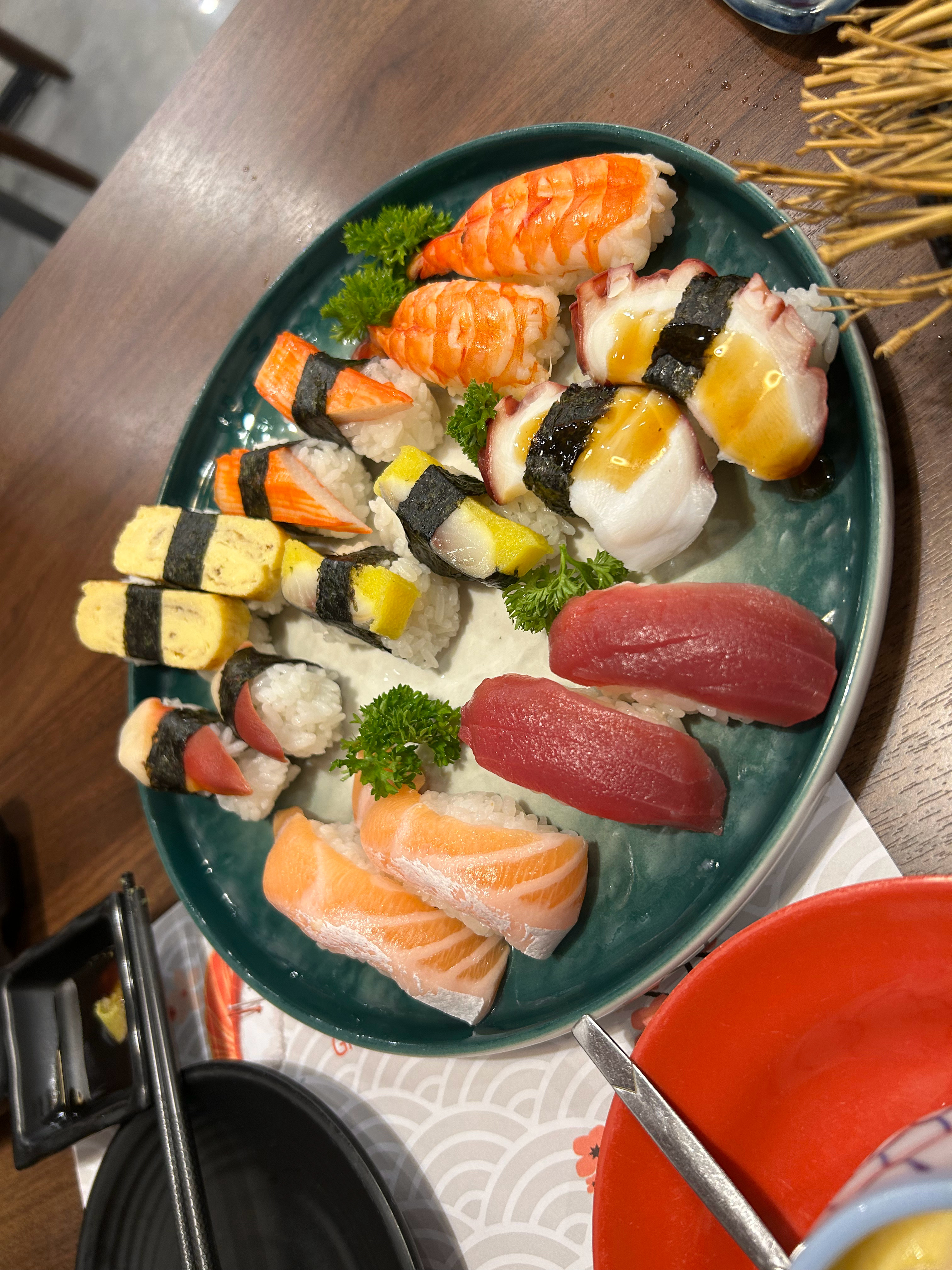 今天晚上想吃点不一样的，花了700,000吃了一整桌寿司🍱 