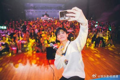 侯明昊时隔六年再办生日会 从19年的六首歌到今年的全新生日会，侯明昊把对粉丝的感