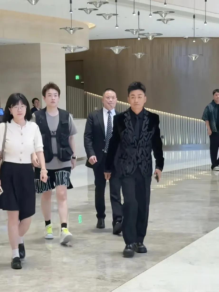 王宝强打扮一下，也不难看啊。挺帅蛮有型呢