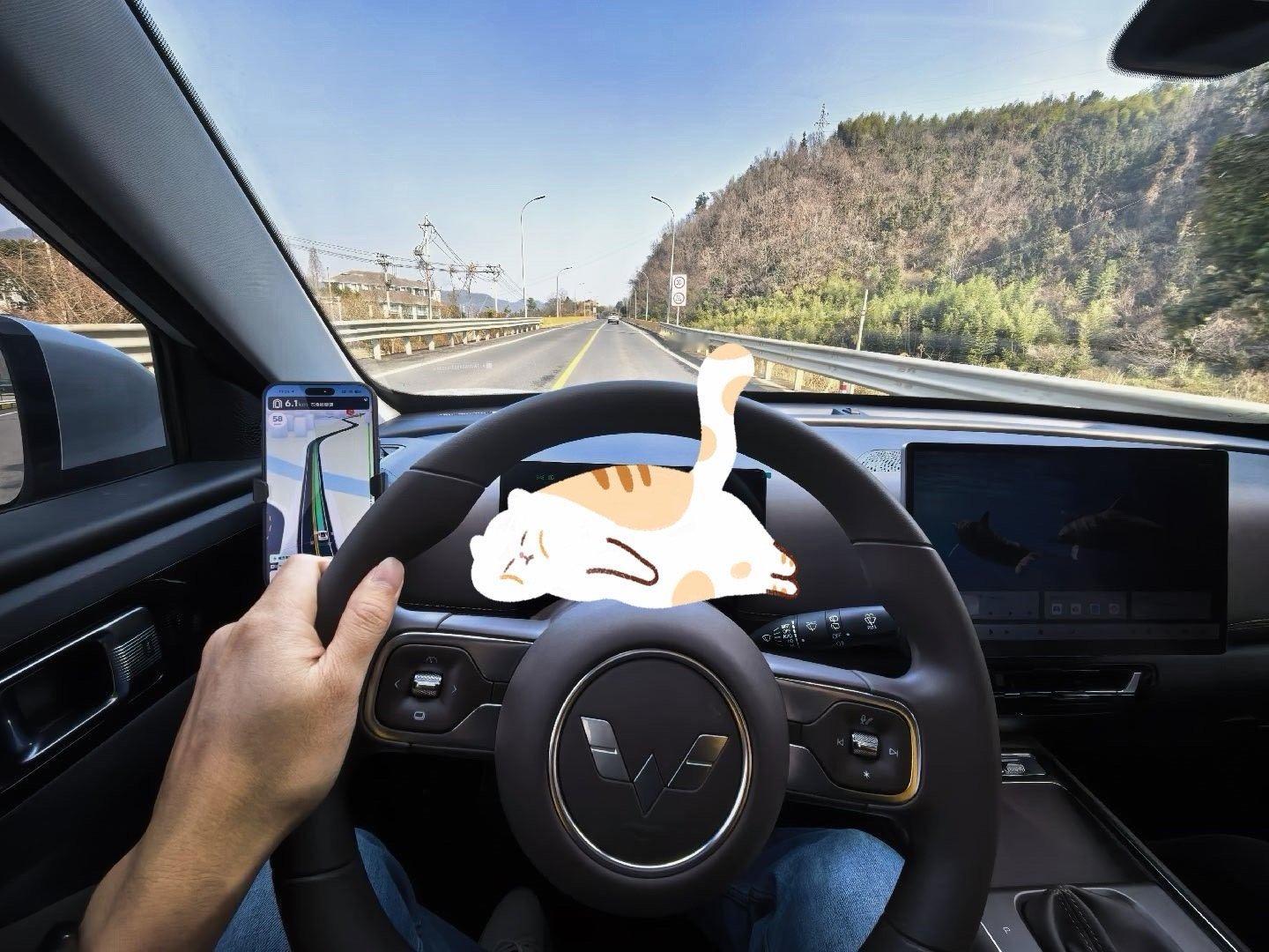 这应该是我很多年以来第一次试驾到车机没有导航的车了。不是不能用，是没有地图其实中