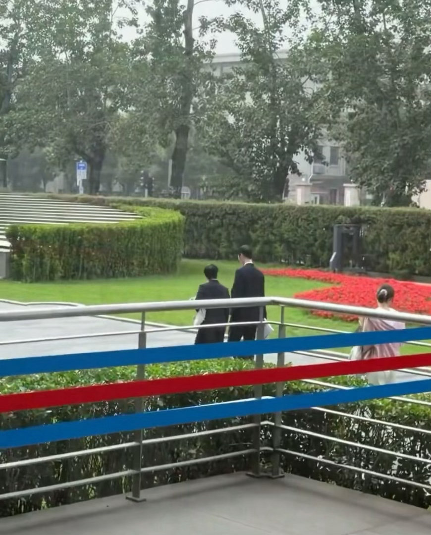 反差感拉满！孙颖莎穿黑西装正装路透曝光，又萌又飒的“莎总”谁不爱5月15日，孙颖