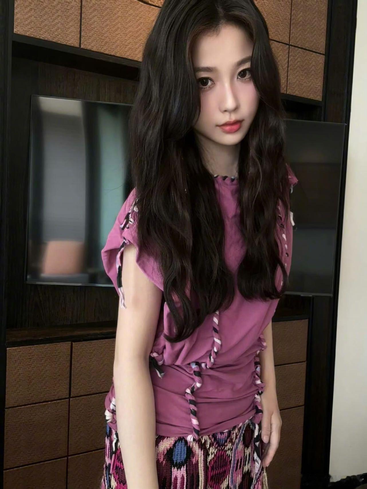 虞书欣与华策去年年底结束合作 华策见证了虞书欣的成长蜕变，如今合约到期，她将飞向