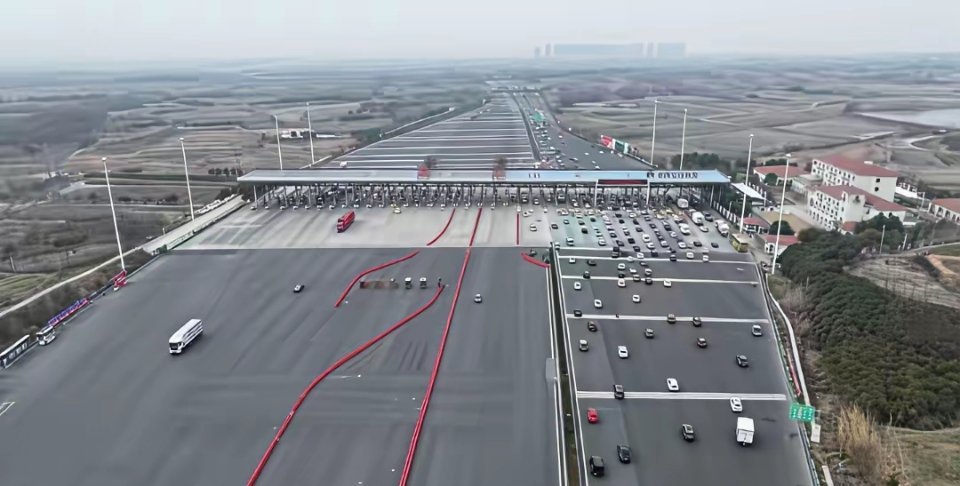 中国史诗级收费站迎来了忙碌的春运了！ 