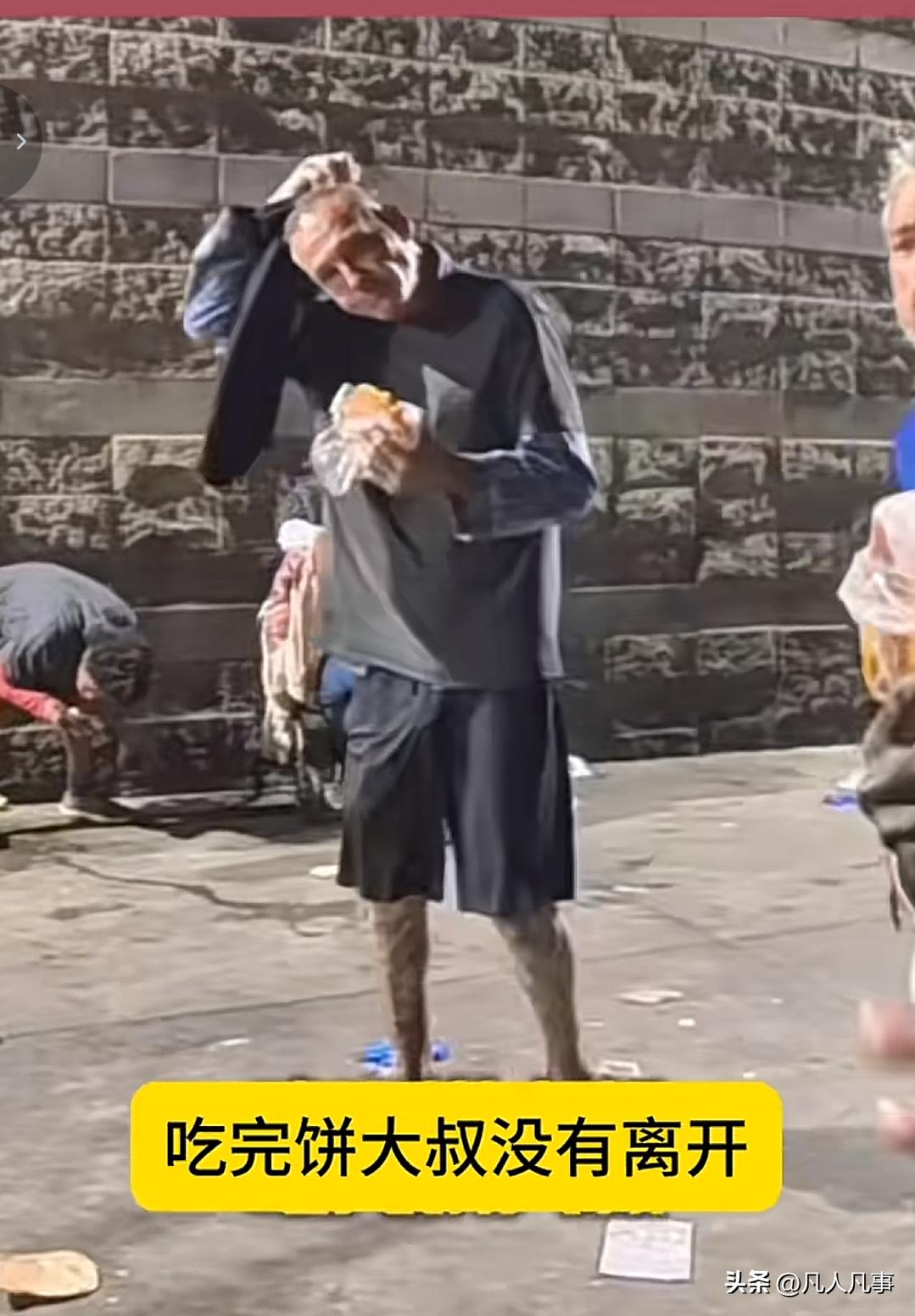 那个在米国送煎饼的小唐，拖车坏了被一个吃他煎饼的流浪汉发现，趴到地上给他维修好，