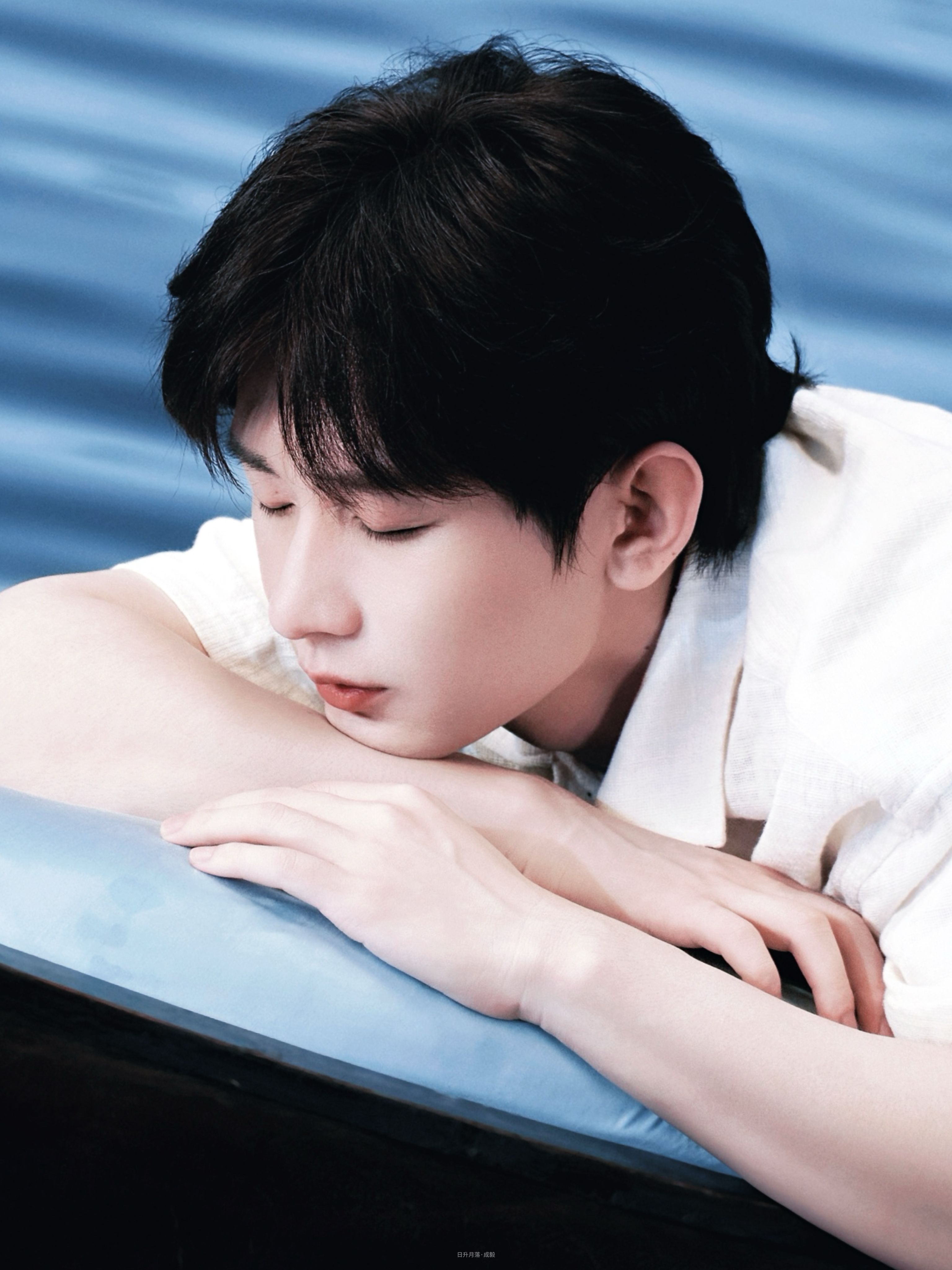 水波映影，眉眼清隽成毅
