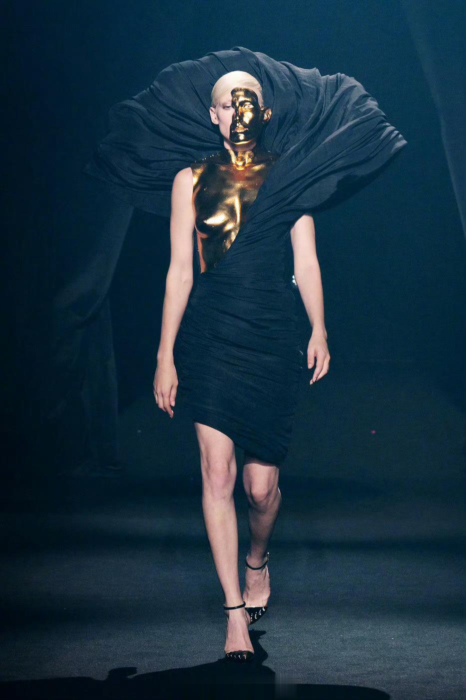 AZ Factory S/S 2022 • 为缅怀传奇设计师 Albert El