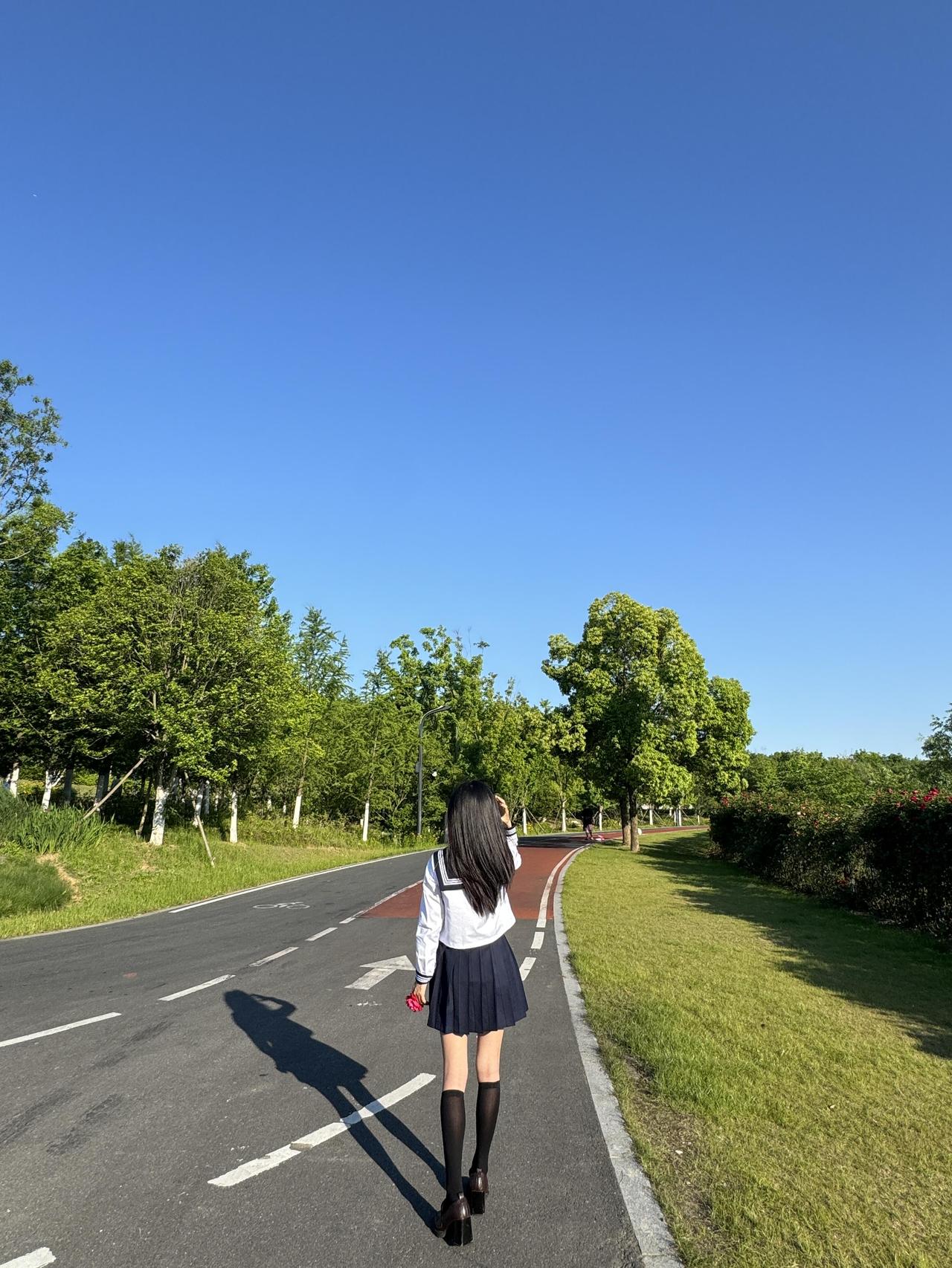 苗京京说
中年之后，才明白：
万般皆苦，唯有自渡

年轻时候遇到点难处，
总想着
