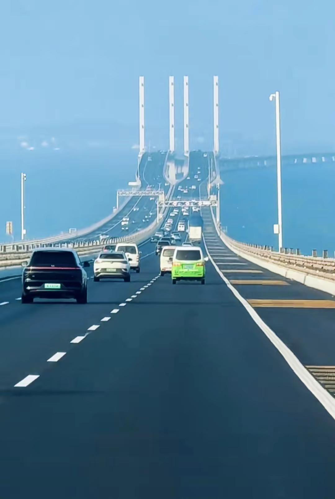 胶州湾跨海大桥在世界跨海大桥长度排名中位列第三，中国排名第二。该桥全长约 26.