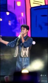 张晚意一口气了唱4首歌  全开麦连唱四首零失误，温柔嗓音搭配稳定气息，这唱功放在