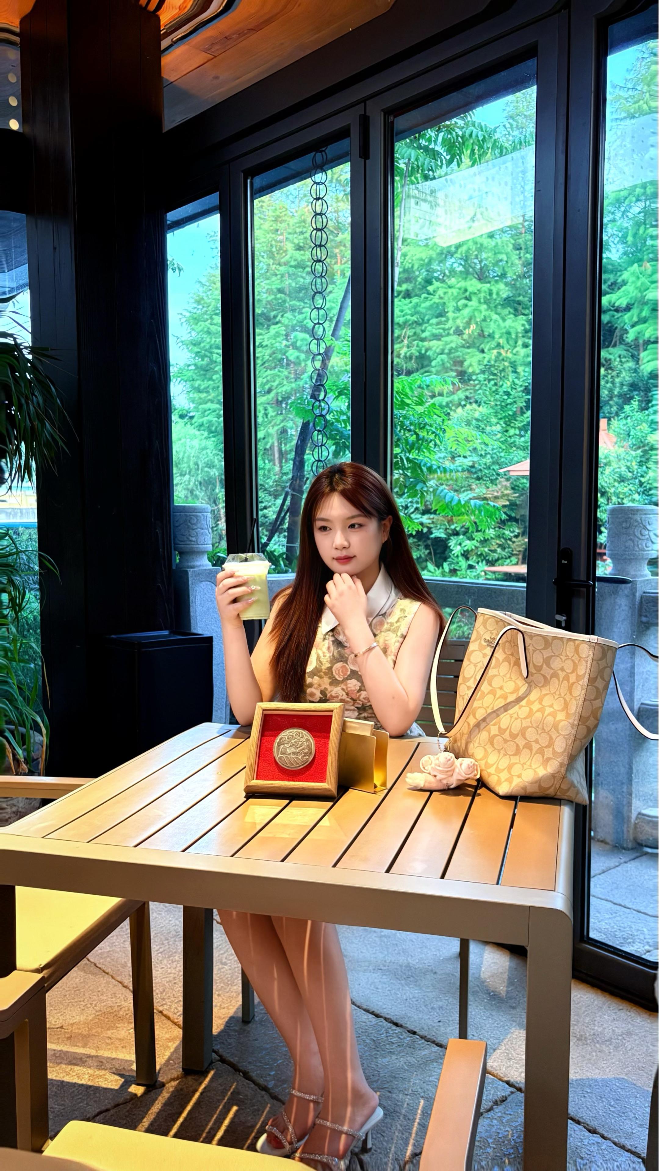 今天是美丽伤心女人。