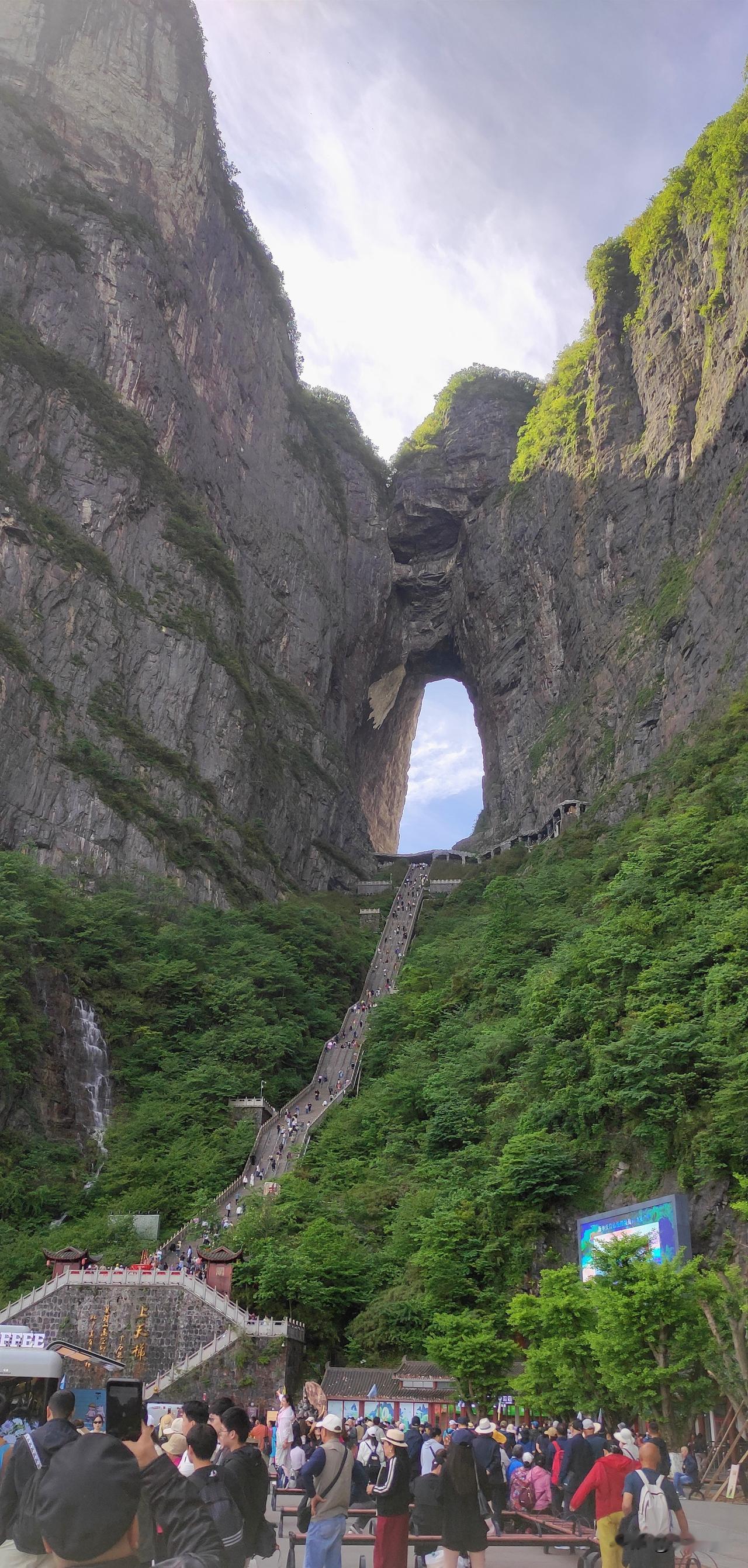 （原创）天门山洞
天门山因洞闻名，引全球游客趋之观看。
公元263年嵩梁山崖壁轰