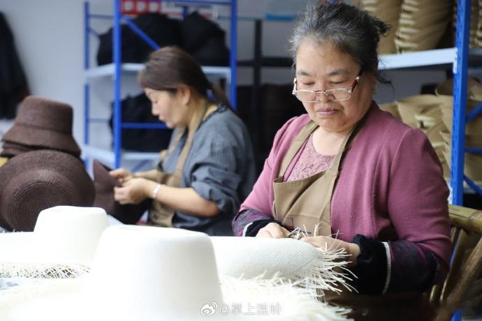 温岭非遗草帽编出海外订单新增量近日，浙江温岭的竑斯帽业车间内一派繁忙，工人们正加
