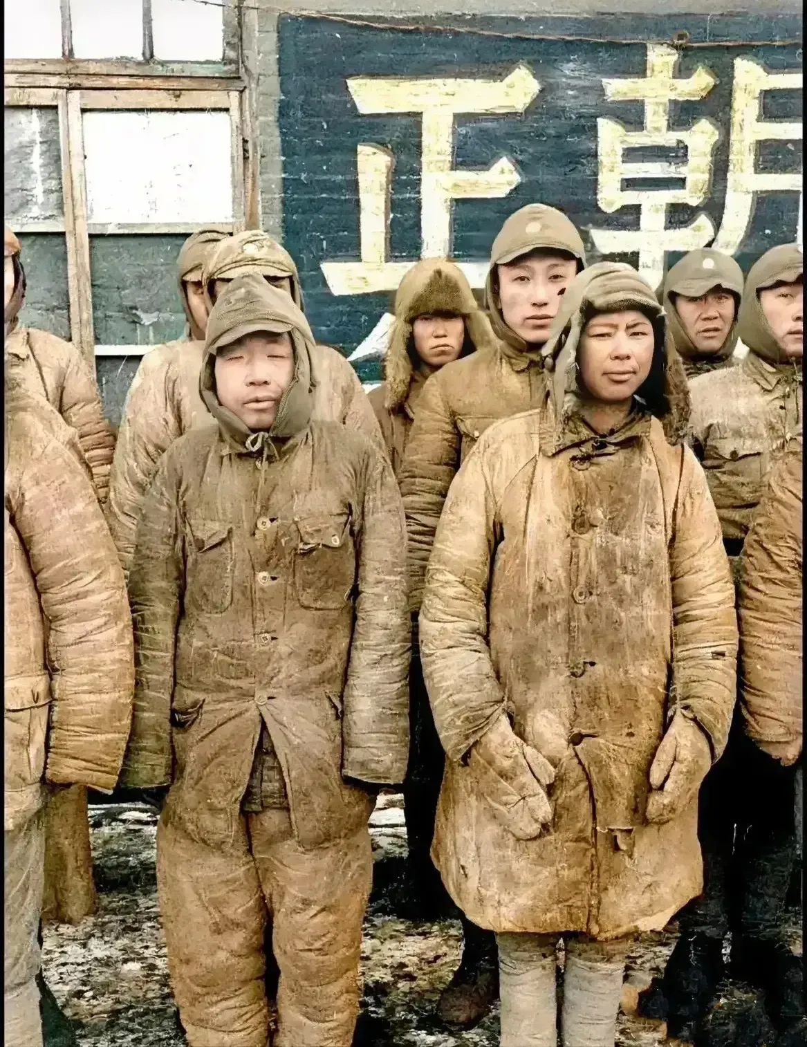 1948年，东北。一群投降的国军，在墙根站成长长的三排。由于天气寒冷，他们冻的瑟