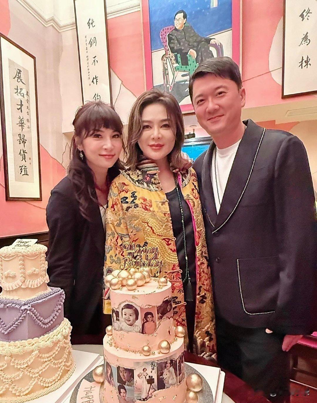 关之琳和朋友一起庆祝63岁生日，她的打扮好贵气，脸有点变了，表情僵硬，都快认不出
