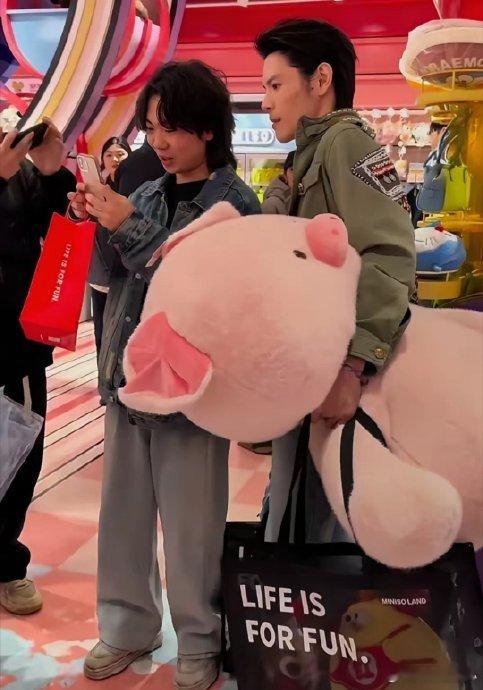 向佐为郭碧婷买了个巨型猪公仔家人们，今天又被向佐和郭碧婷这对甜蜜 CP 狠狠秀到