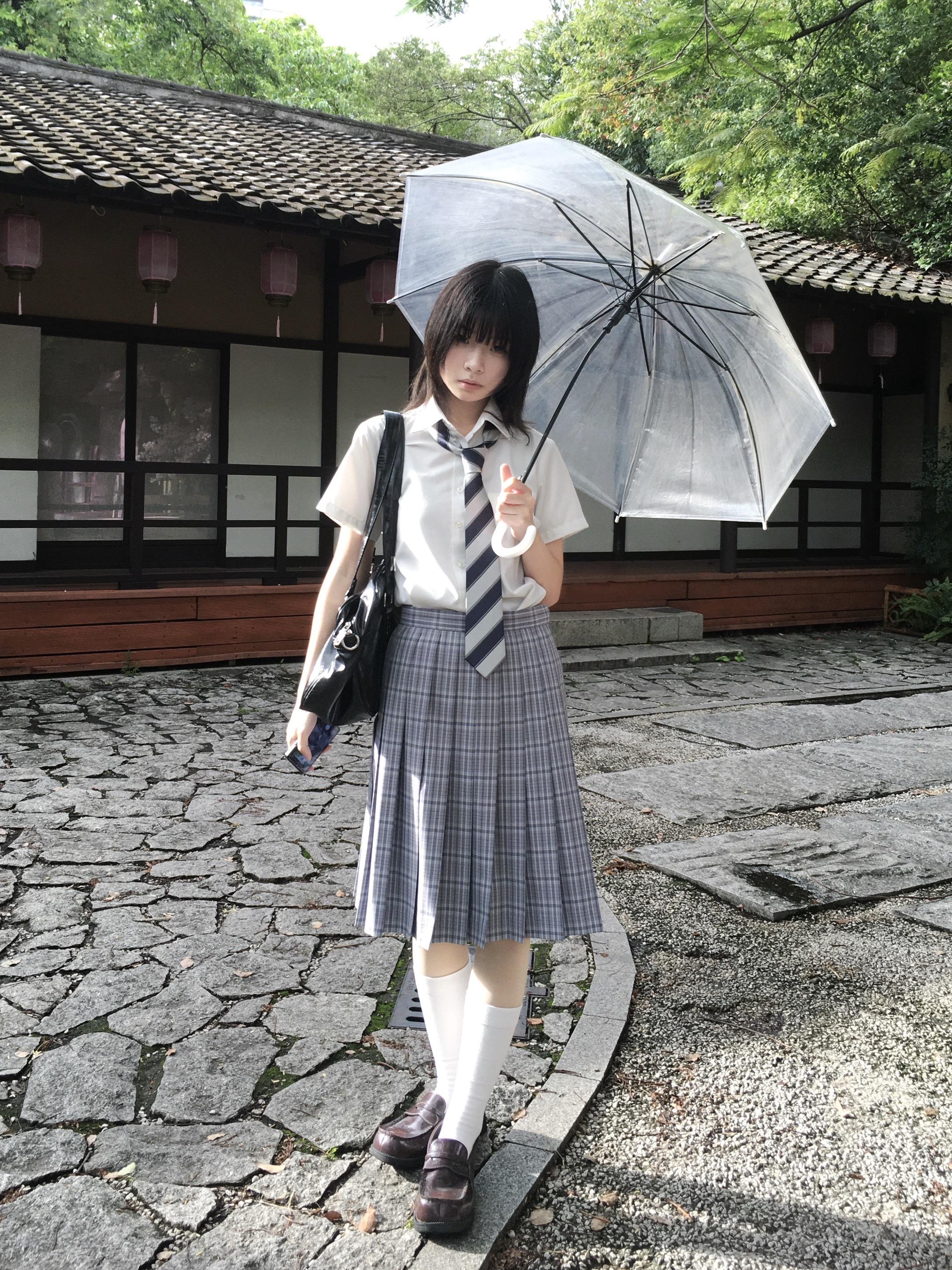 今天淋雨了 真担心 我怕我会可爱到发芽。
