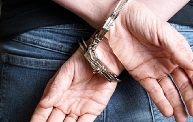 一单身女子因精神病卧床10年，突然产下一名婴儿！然而生父是谁，却无人知晓，一时间