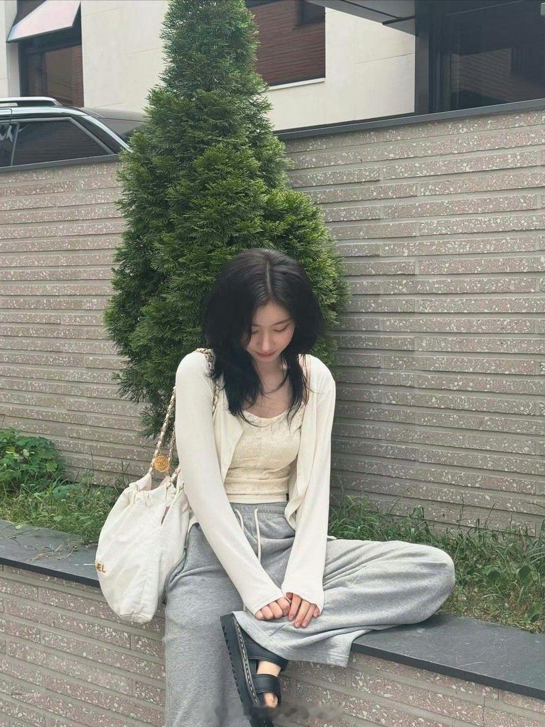 明星私服搭配[超话] ITZY 李彩领💖 ​​​