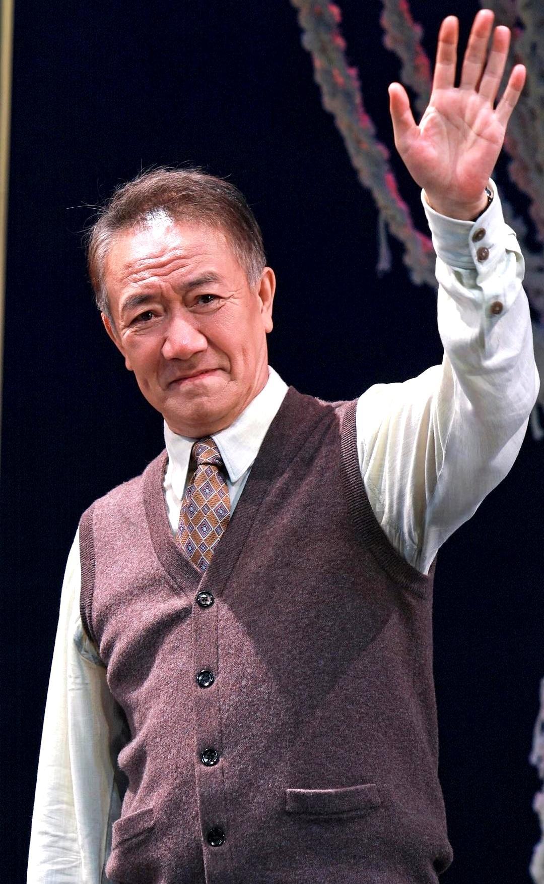 老林一退休就翻脸，见谁怼谁，尿裤子、手抖、半夜哭，全家骂他“作”。
 
片子甩出