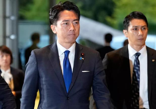 突发！日本防卫大臣“拜鬼”！
8月15日，在日本战败投降纪念日一早，日本防卫大臣