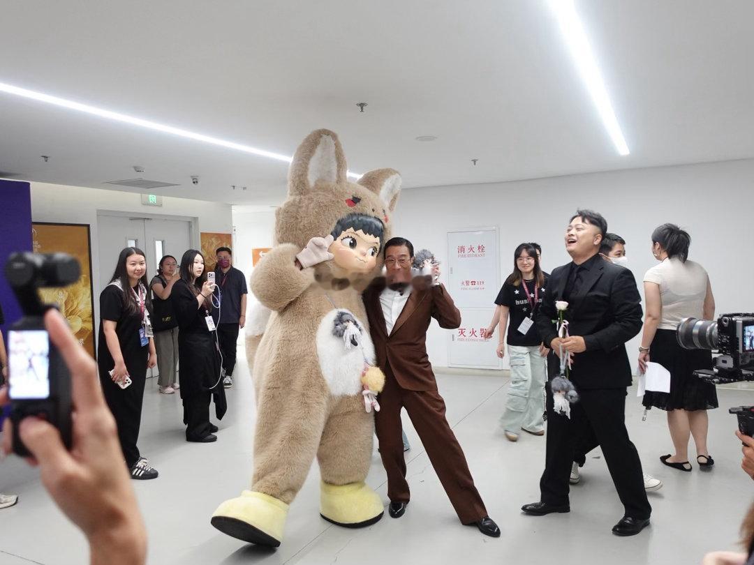 梁家辉演我遇见萌物的样子梁家辉后台疯狂贴贴萌物后台捕捉梁家辉可爱瞬间！遇上巨型毛