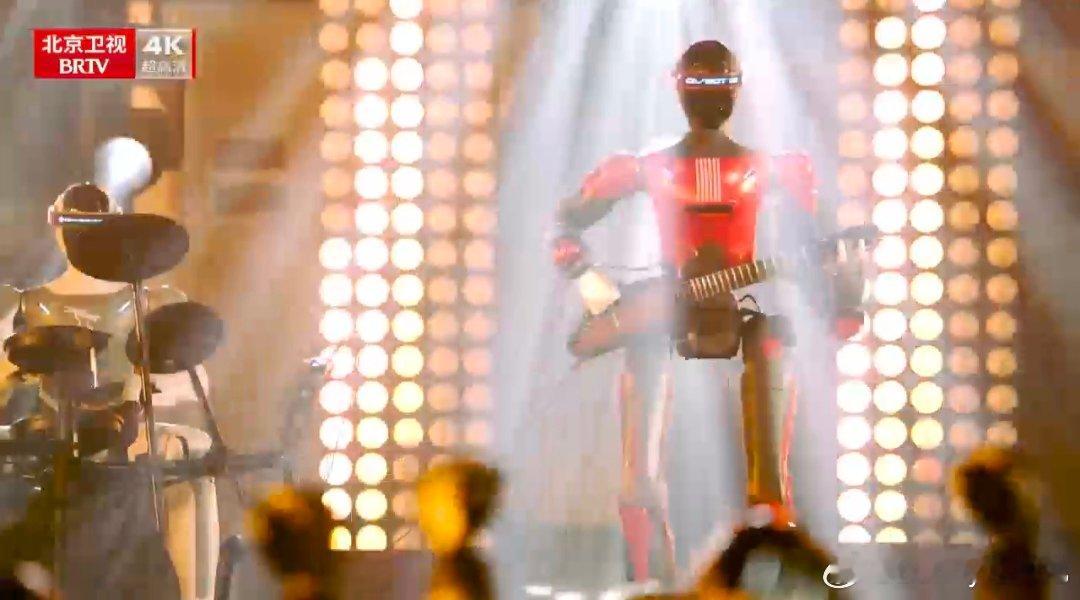 机器人乐队上春晚了 春晚舞台天花板！机器人乐队硬核炸场，指尖弹钢琴超丝滑，贝斯鼓