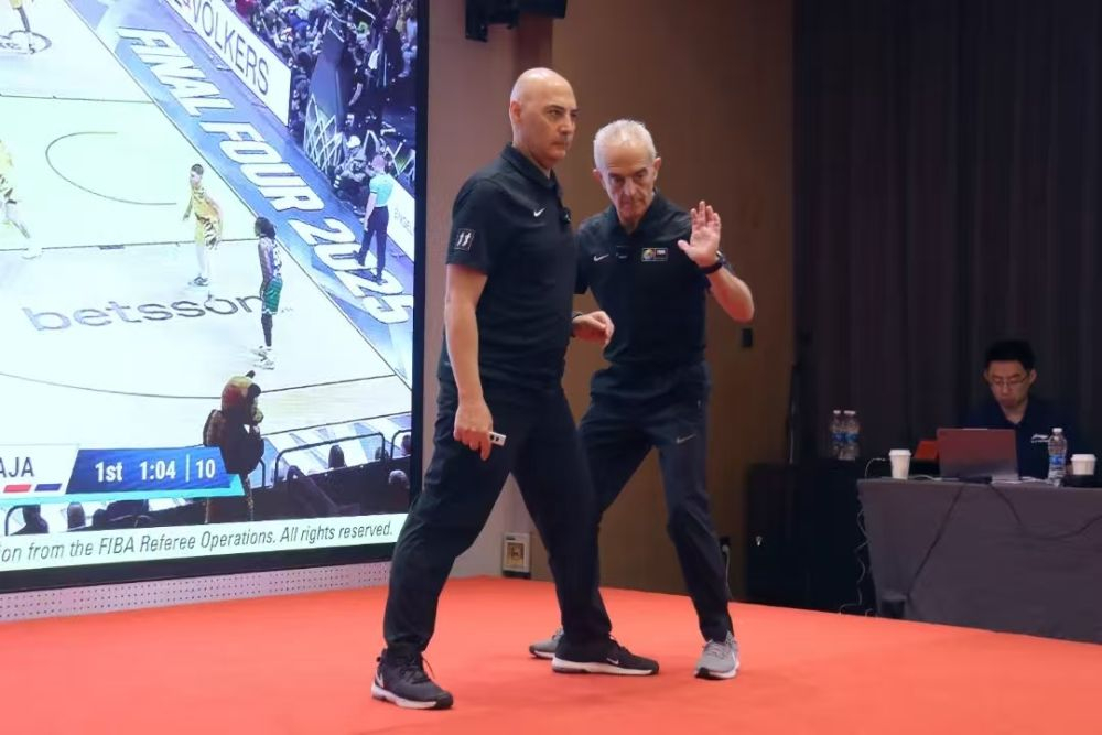 篮协裁判讲师现场讲解防守动作，背景录像不是应该选取摔跤比赛吗？？CBA