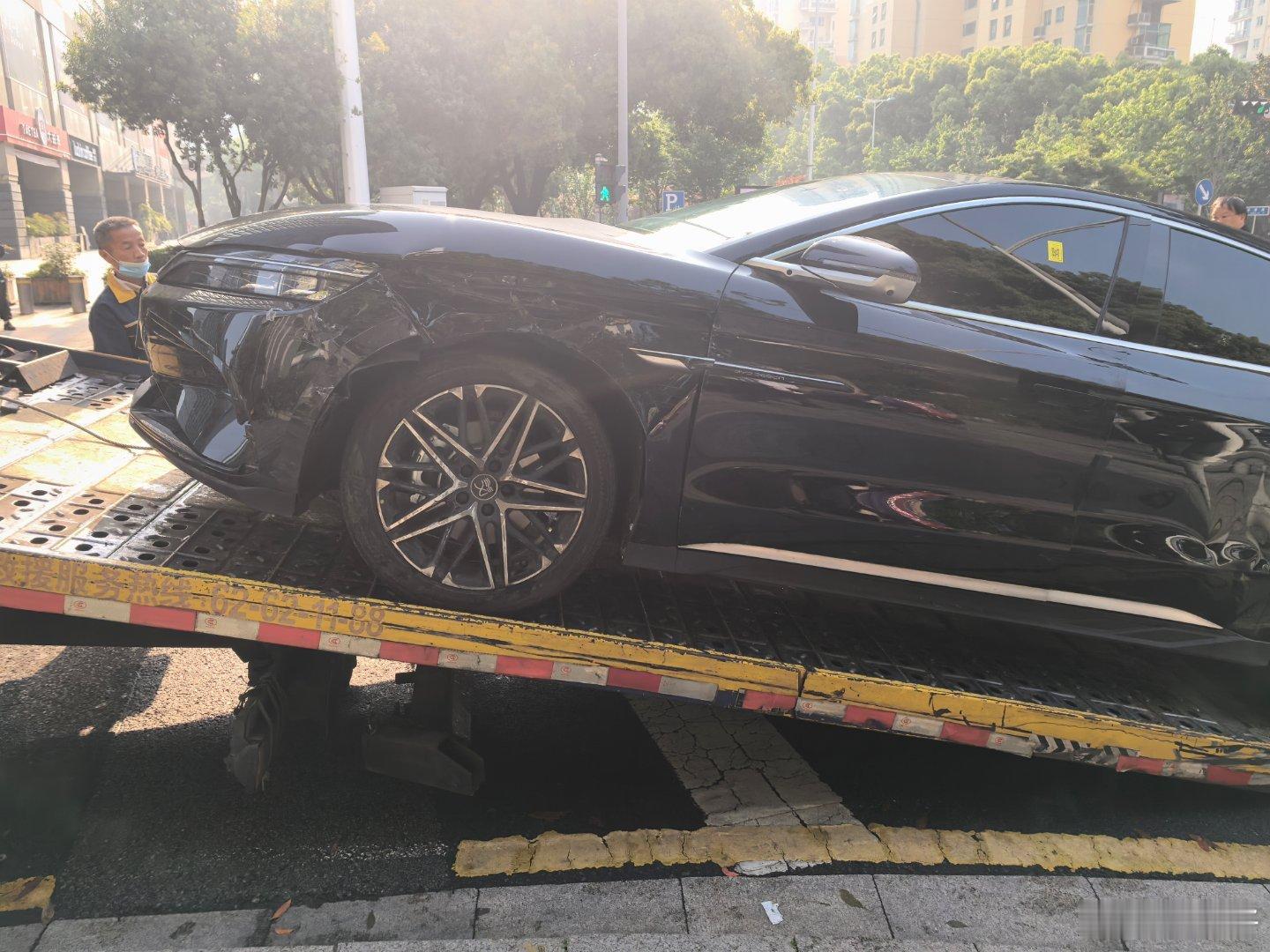 当奔驰撞上迪子的汉，奔驰爆前保，汉的翼子板略凹....谁吃亏？比亚迪比亚迪汉大v