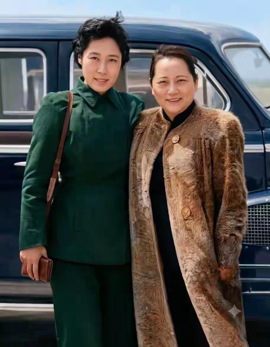 1957年拍摄，两位都不简单！还得有认识的吧？[作揖][玫瑰]