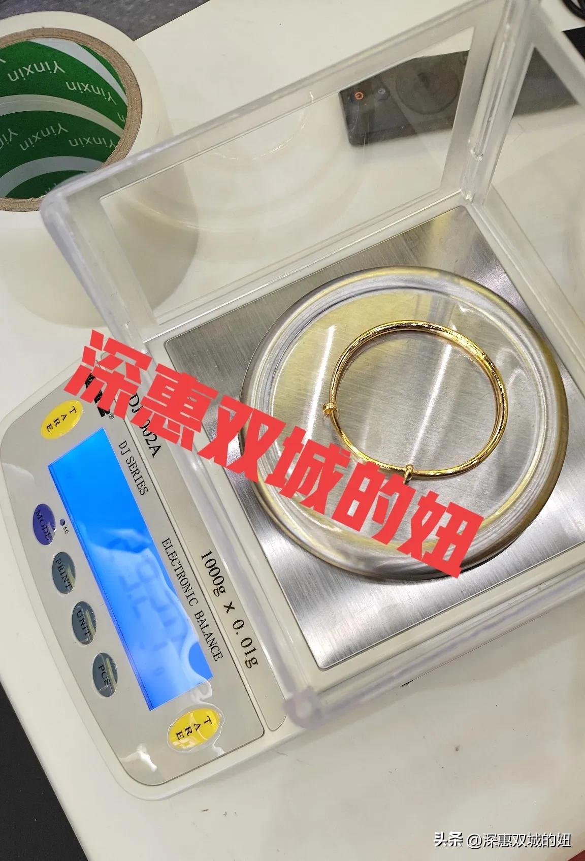 黄金回收，850一克了。
今天白天没事的时候，陪一个女邻居去卖黄金，她有一个手镯