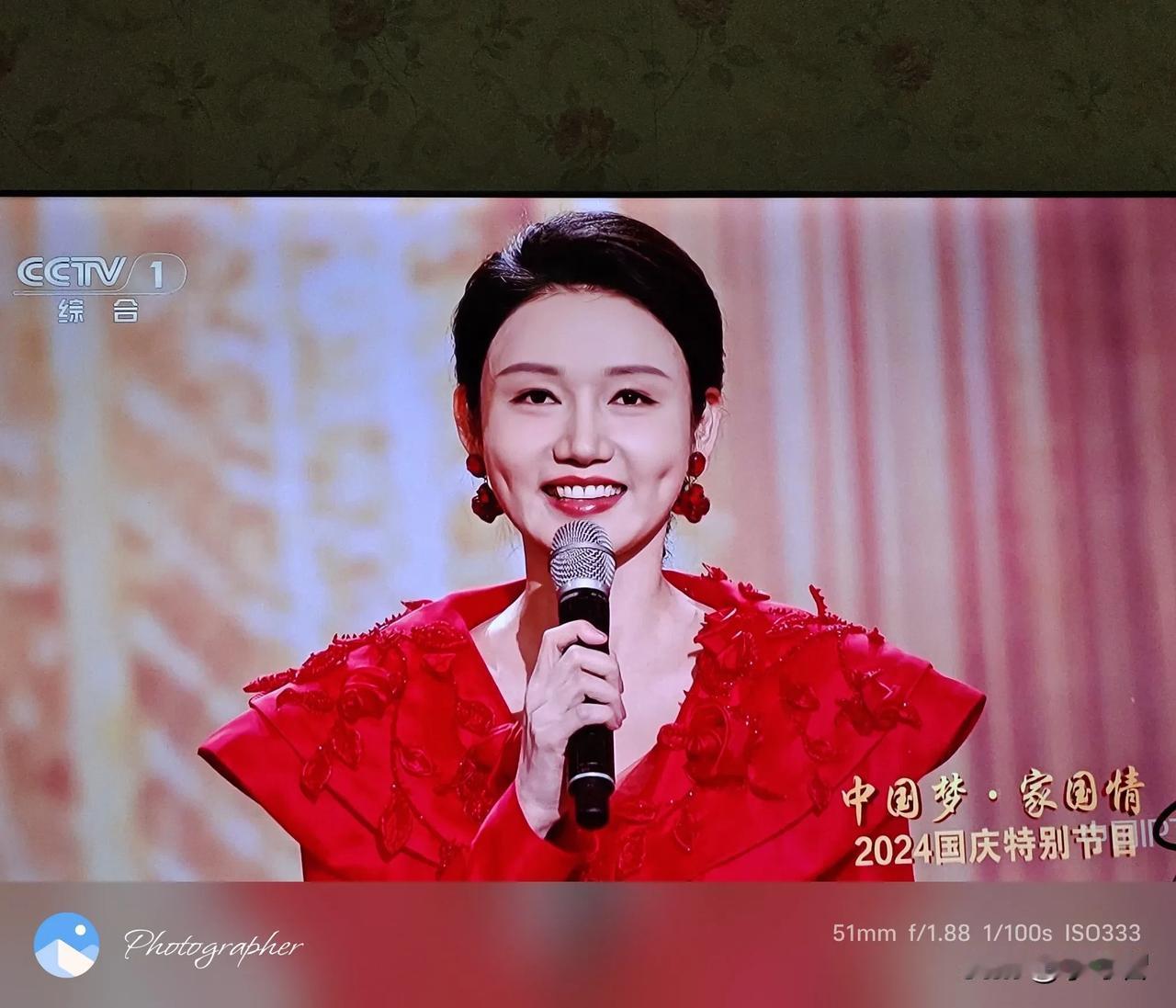 即使电视台短视频很多，一个社区演出，还是能吸引不少观众，大家还是爱文艺的，爱真人