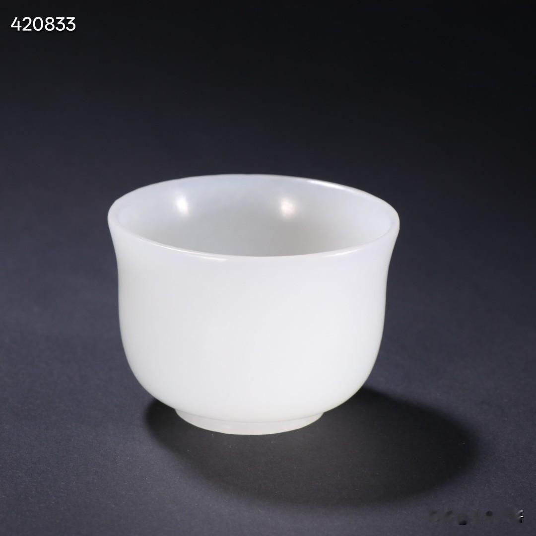 清代 和田玉素纹杯
规格-高4.7cm 宽5.75cm 重80g