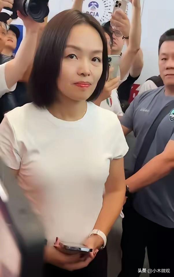 老板娘包女士刚把足球小将的冠军奖杯从罗马人肉扛回北京，另一头千万级别的糊涂账却炸