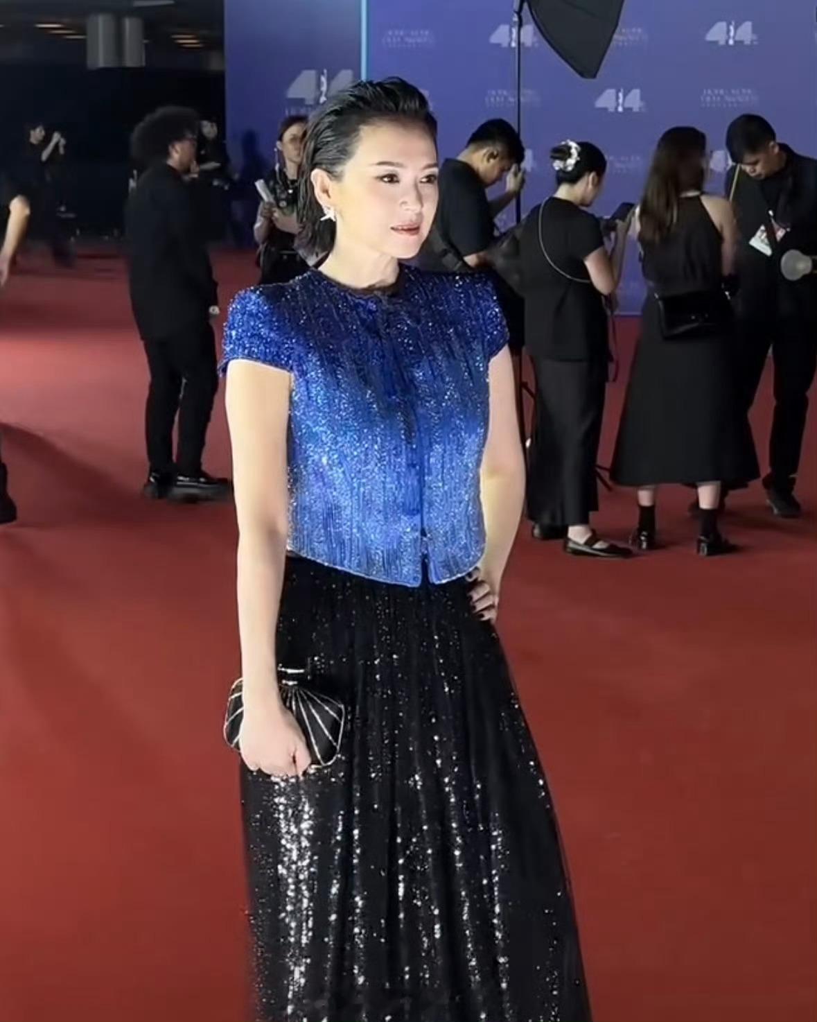 章子怡出席了金像奖红毯。今晚影后最大热门是廖子妤《像我这样的爱情》，章子怡的酱园