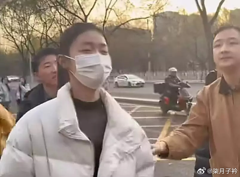 分享娱乐“温宜公主”纪姿含现身北电艺考 梳高丸子头身形纤细气质清隽 