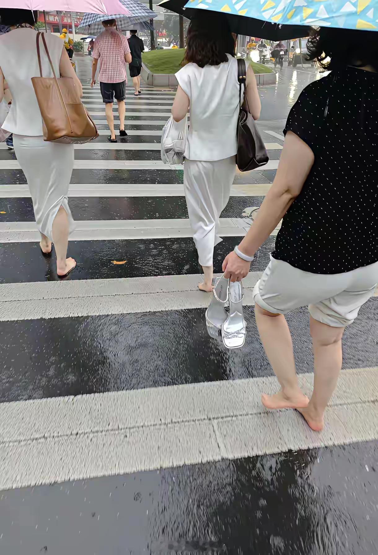 深圳下雨，保鞋还是保脚二选一？