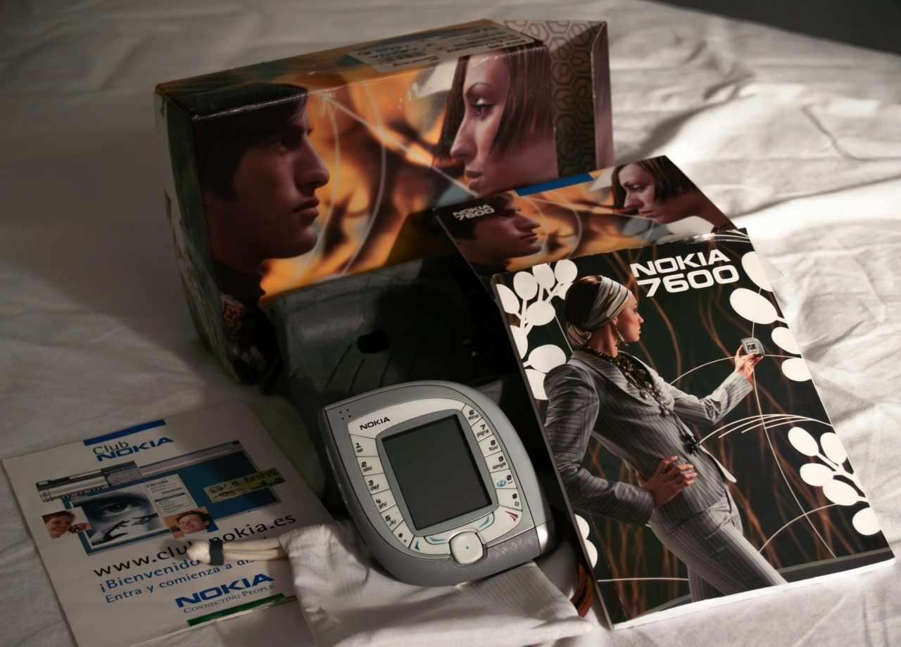 Nokia 7600：手机变成矩形之前的探索
今天聊一台很难被认错的手机——No