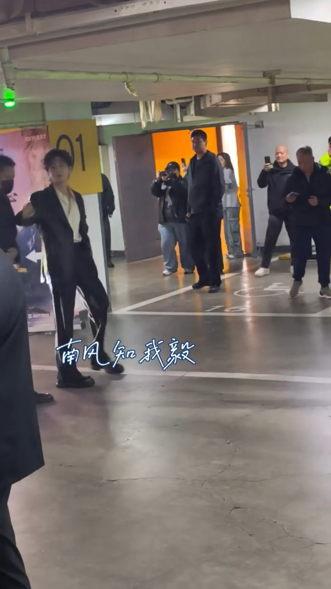 成毅李一桐追剧团上班路透成毅李一桐追剧团生图 两人的颜值就是如此权威 ​​​