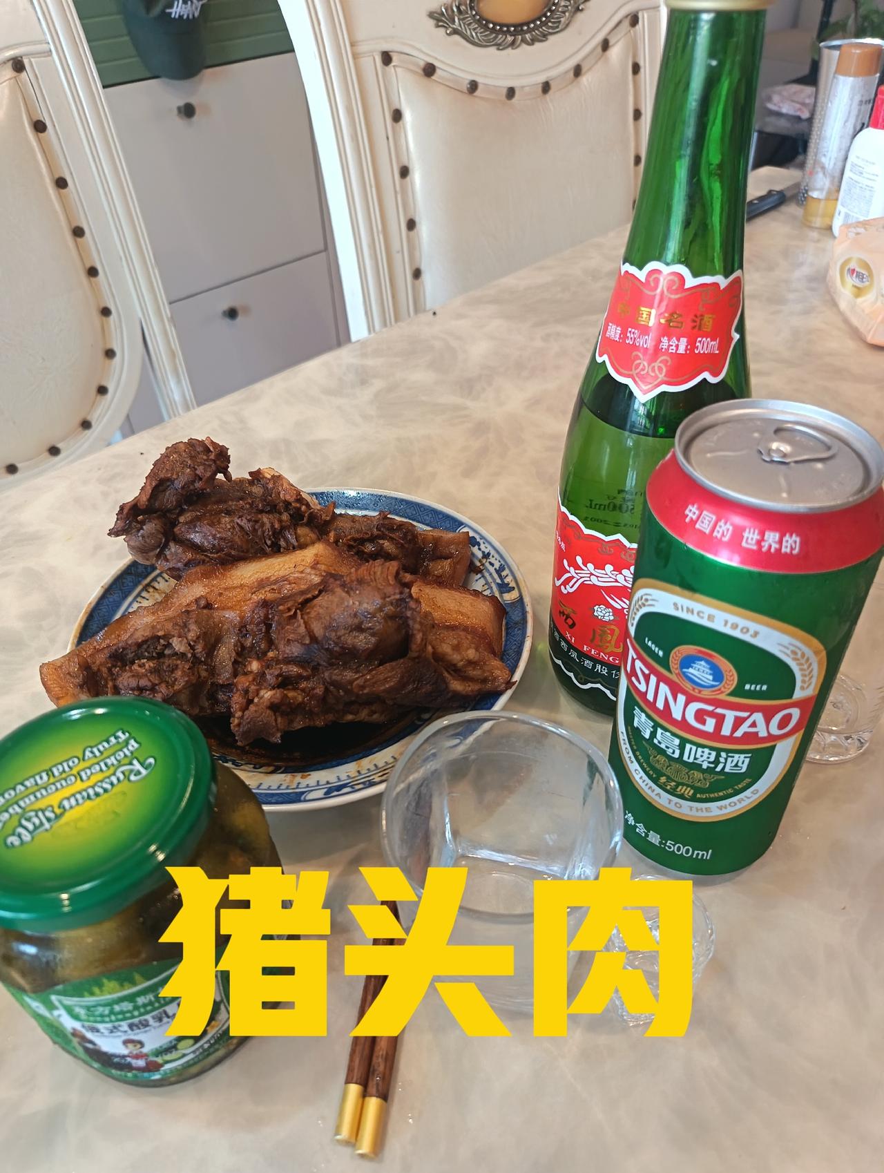 喜欢喝酒的人都特别喜欢吃花生米，拍黄瓜，还有就是猪头肉。

猪头肉那种香味，真的