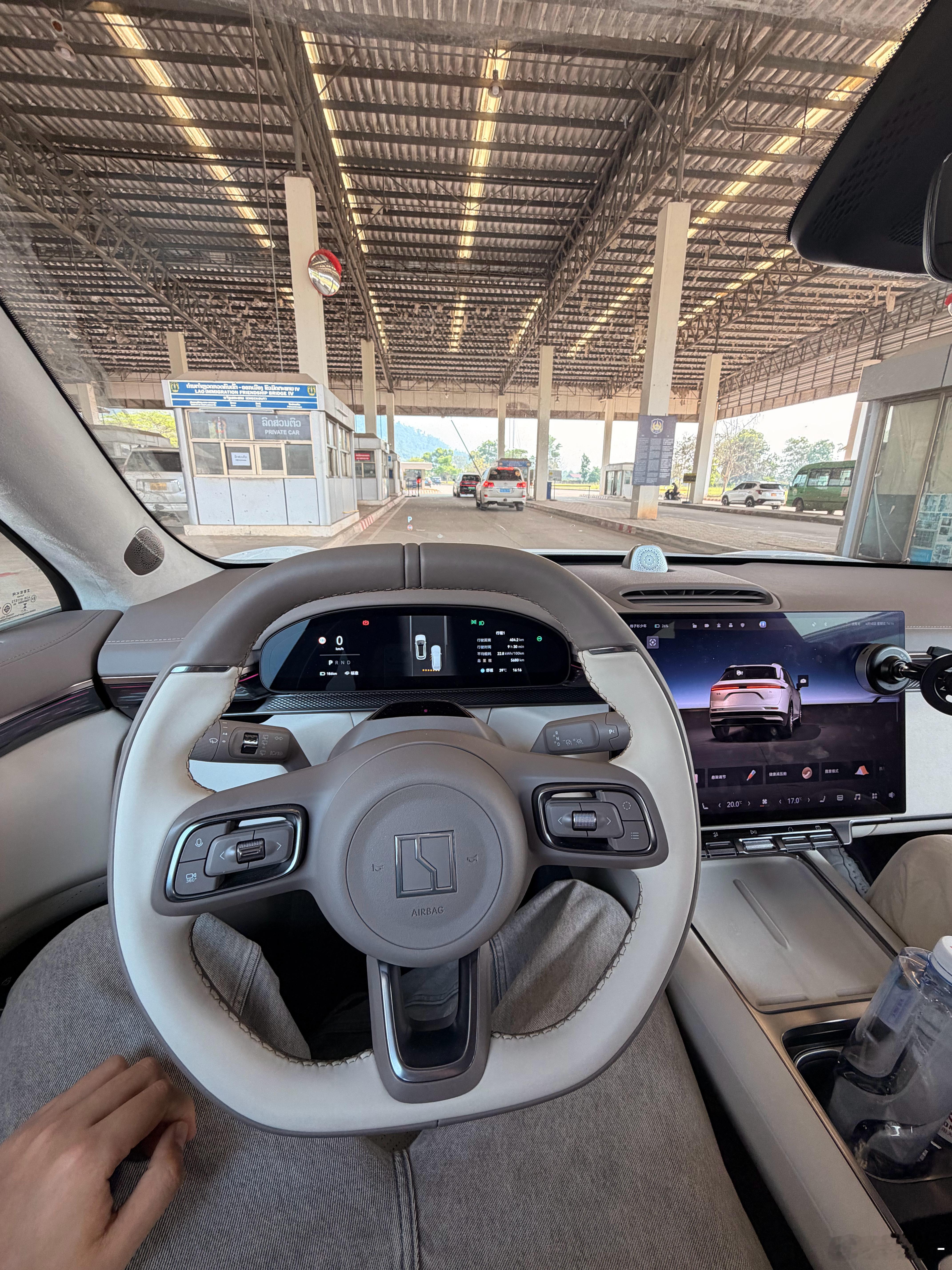 老挝-泰国开始那段路是真的太难走了，两小时走了60公里但是后面的公路就很通畅了，